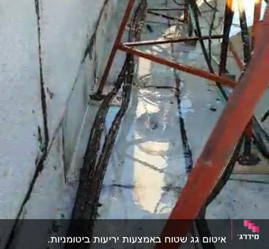 כבלים מונחים על גג עם חומרי איטום